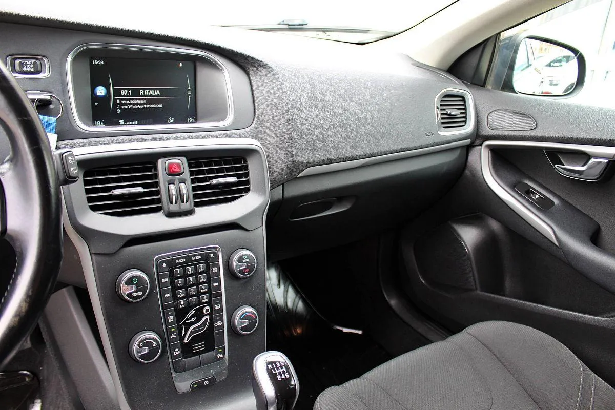VOLVO - V40 -  D2 R-design Kinetic